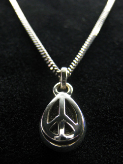 �e�B�A�h���b�v�V���o�[PEACE�}�[�N�l�b�N���X