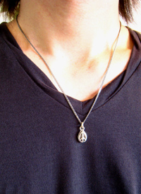 �e�B�A�h���b�vK18PEACE�}�[�N�l�b�N���X