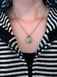 18���`���[���E�V���o�[�R�C��2�A�l�b�N���X�i�s�[�X�}�[�N�j