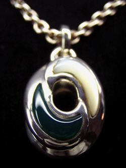 対極ペンダント(クリソ×白蝶貝)