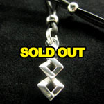 �g���j�e�B�[�l�b�N���X