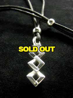 �g���j�e�B�[�l�b�N���X