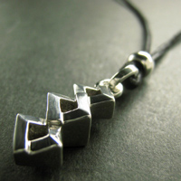 �g���j�e�B�[�l�b�N���X