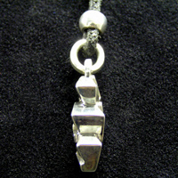 �g���j�e�B�[�l�b�N���X