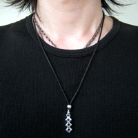 �g���j�e�B�[�l�b�N���X