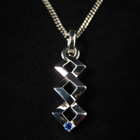 �g���j�e�B�[�l�b�N���X